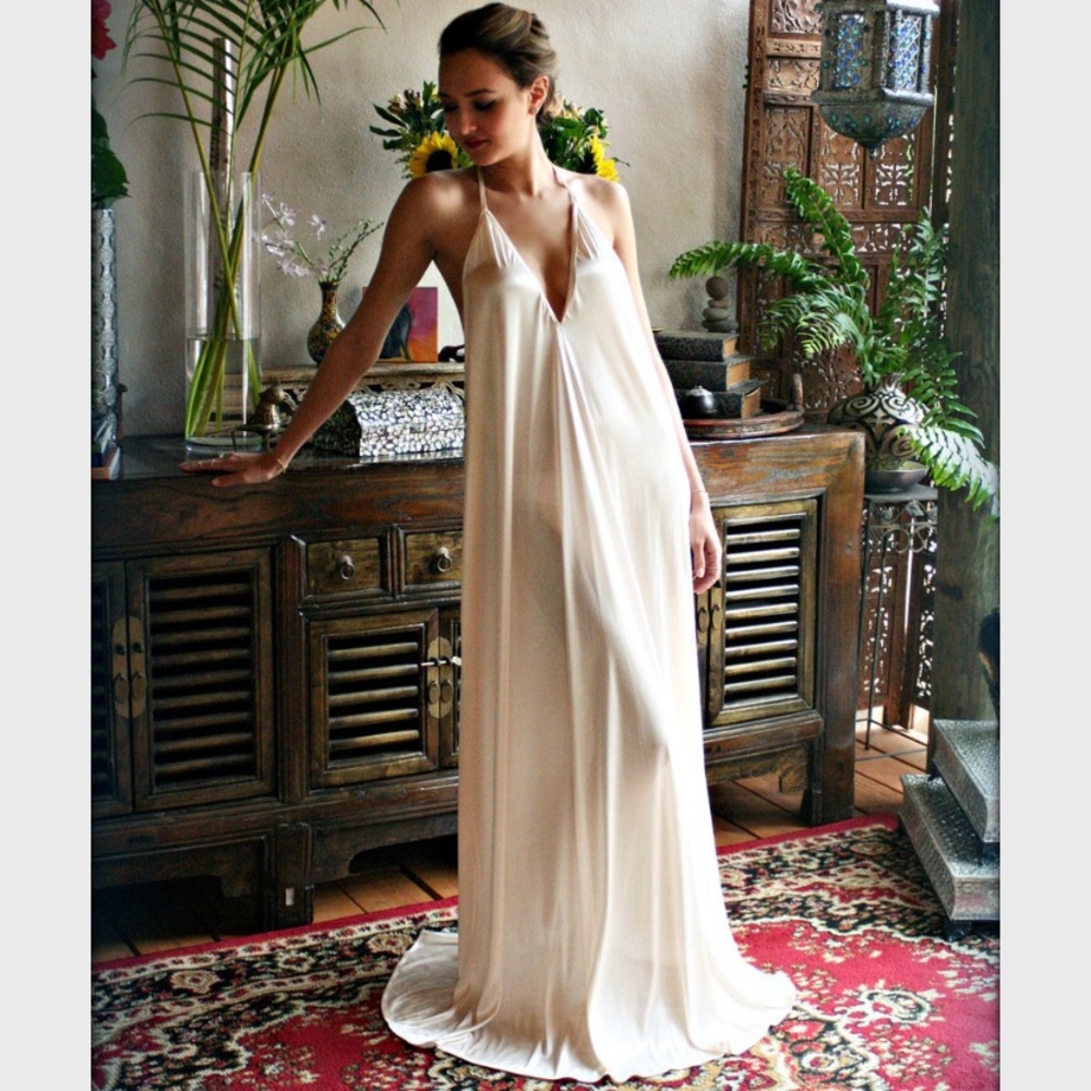 Elegant sheer beige lace robe with lace panties and satin sleeping gown. - Picture 10 of 14